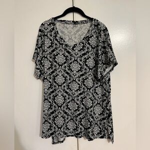 Black and white patterned vneck tshirt